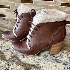 Restricted Sherpa-like lined ankle boots, size 8.5 faux leather lace up, brown